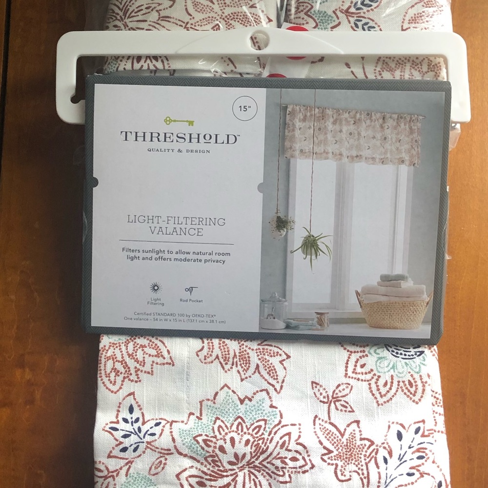 Threshold Valance and Cafe Curtain Set • New in packaging.